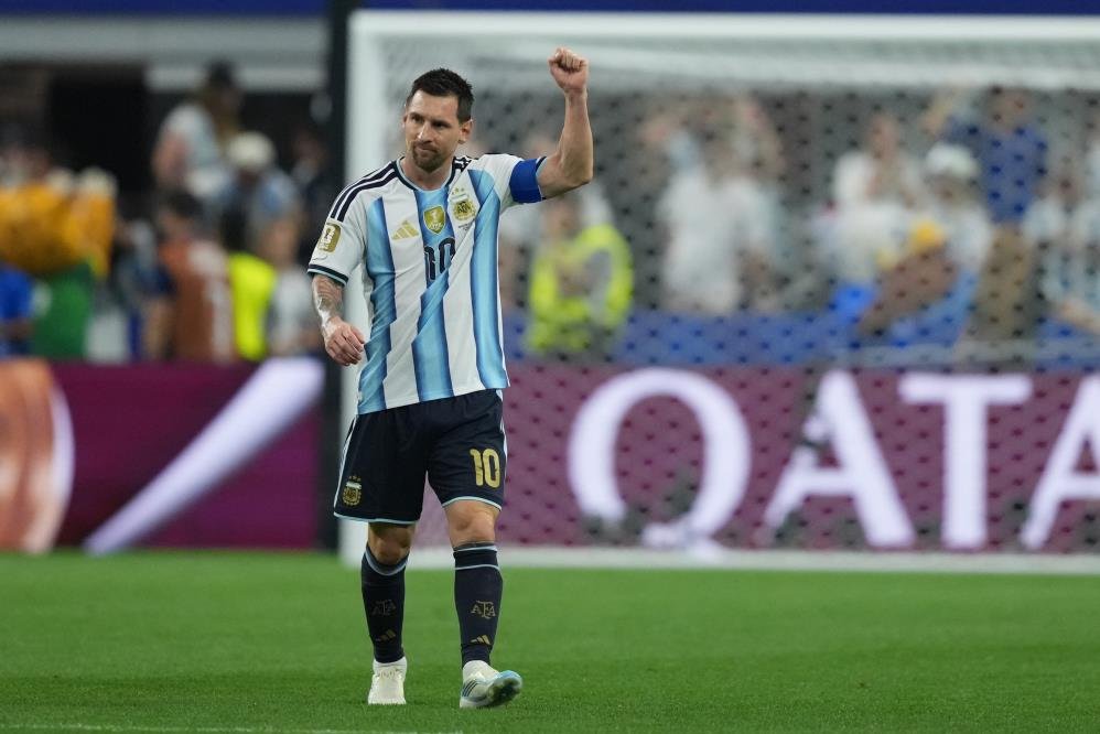 Lionel Messi, Arjantin formasıyla 2022'de Dünya Kupası'nı kazanırken, Copa America'da 2, Finalissima'da 1 mşampiyonluk yaşadı. Yıldız oyuncu, olimpiyatlarda da altın madalya elde etti.