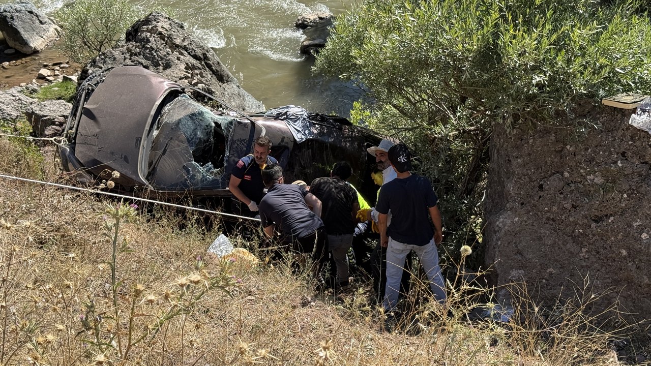 Bingöl'de dere yatağına devrilen otomobilde can pazarı: Ölü ve yaralılar var