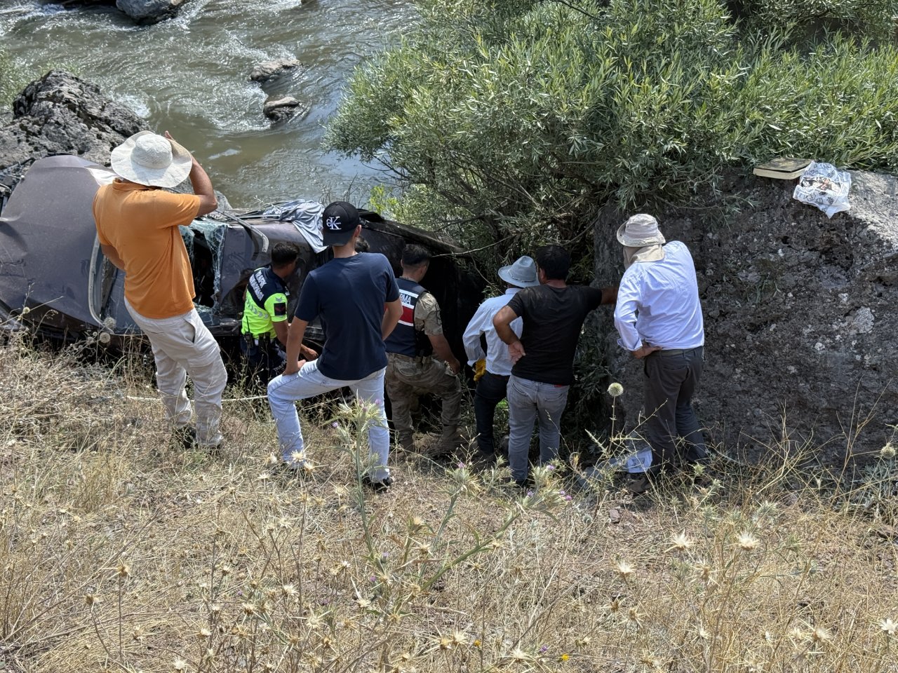 Bingöl'de dere yatağına devrilen otomobilde can pazarı: Ölü ve yaralılar var
