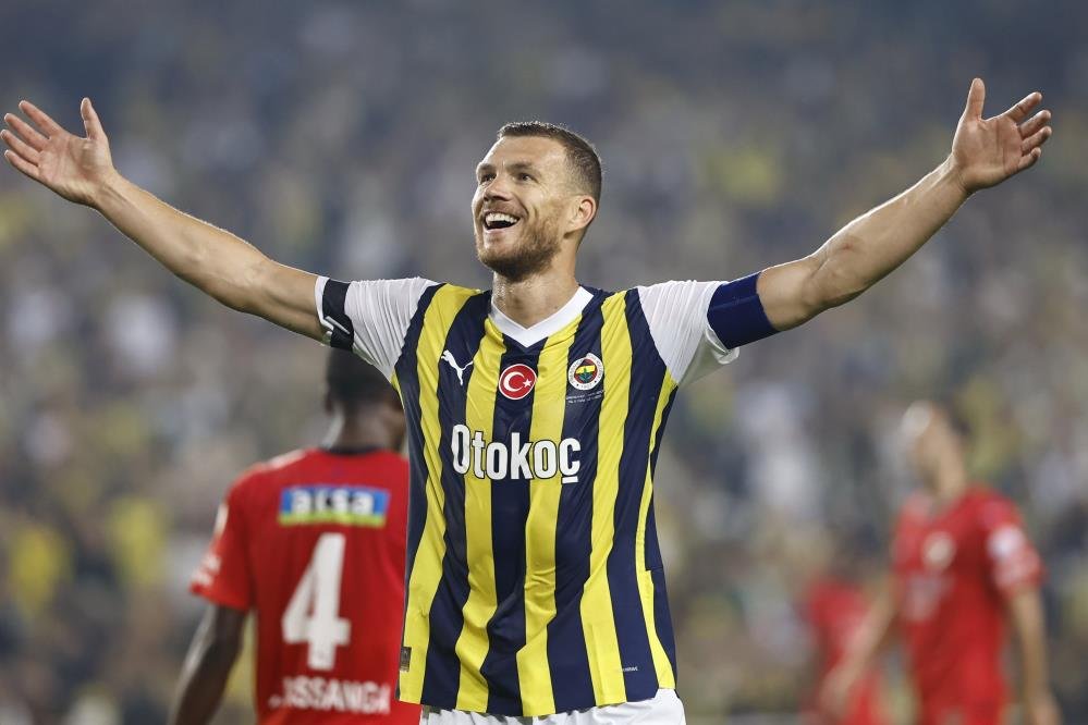 Edin Dzeko, bir dönem Türkiye'de Fenerbahçe'de 2 sezon forma giydi.