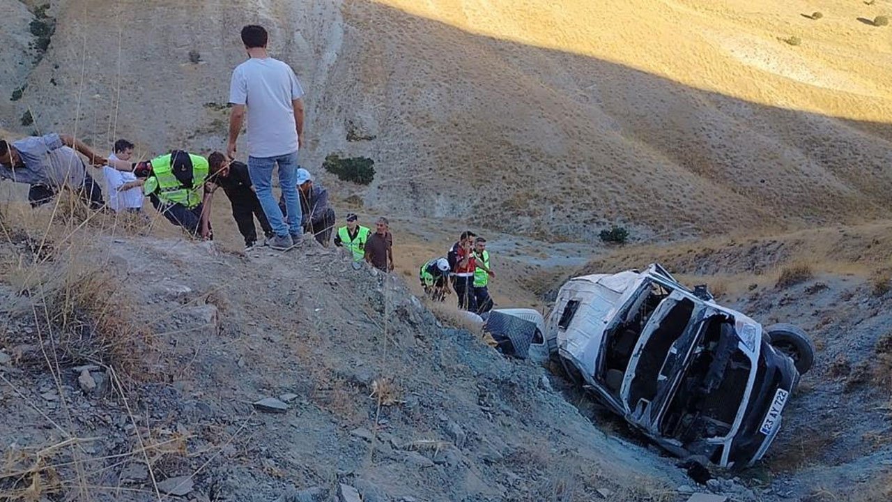 Elazığ'da can pazarı! İşçi servisi uçurumdan yuvarlandı, çok sayıda yaralı var