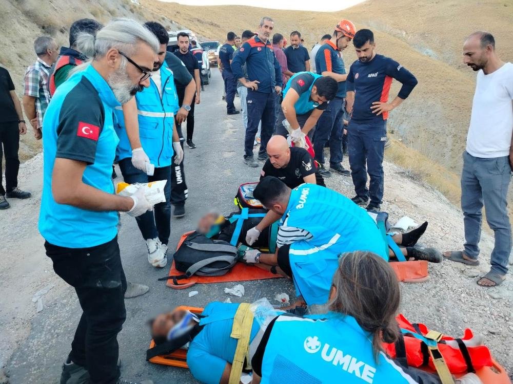 Elazığ'da can pazarı! İşçi servisi uçurumdan yuvarlandı, çok sayıda yaralı var