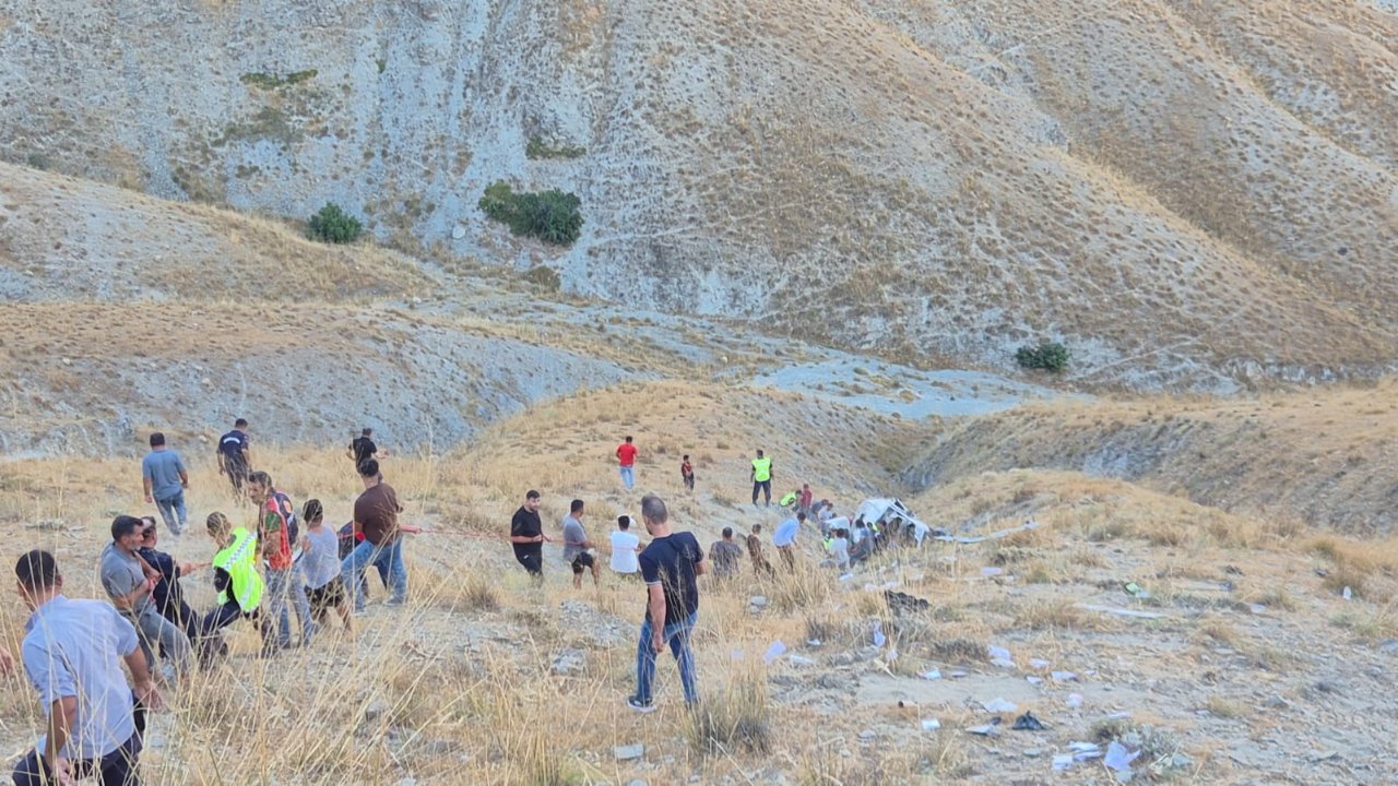 Elazığ'da can pazarı! İşçi servisi uçurumdan yuvarlandı, çok sayıda yaralı var
