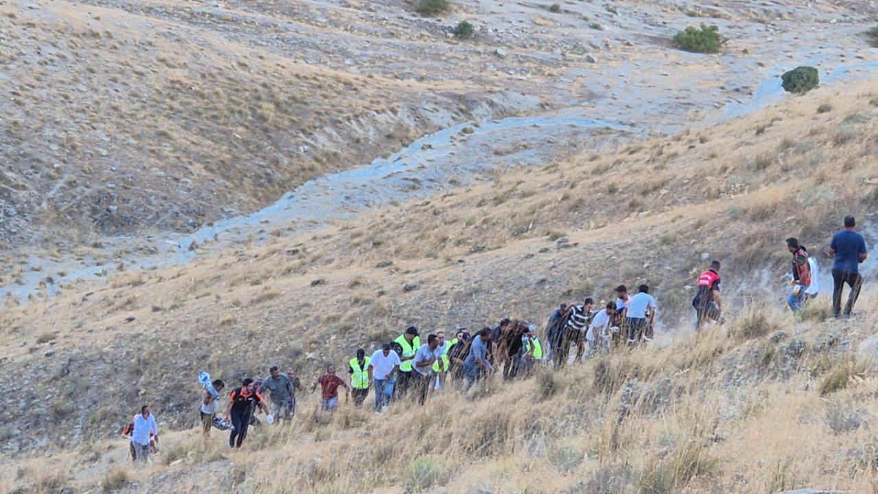 Elazığ'da can pazarı! İşçi servisi uçurumdan yuvarlandı, çok sayıda yaralı var