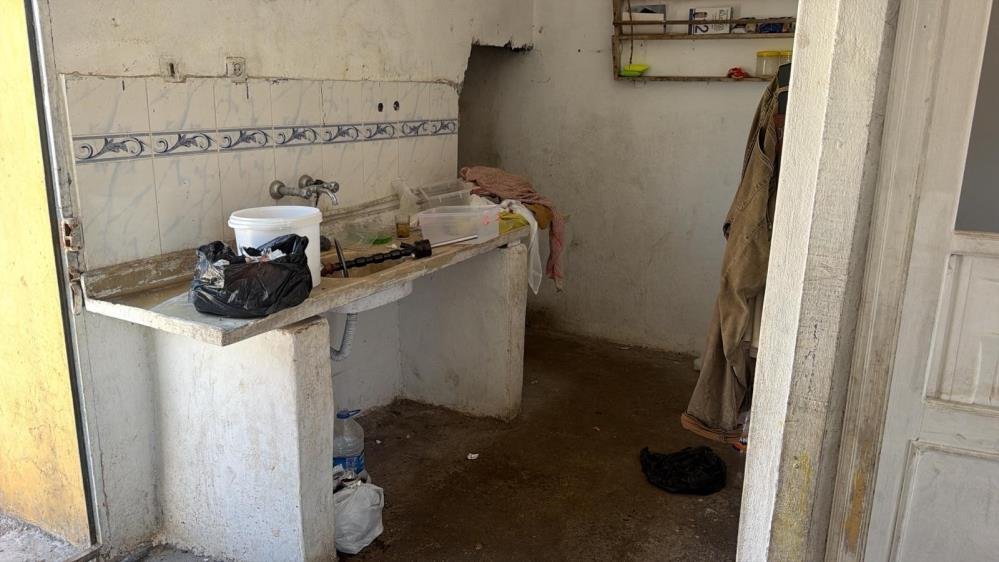 Kiliste mide bulandıran olay! Böcekler arasında peynir üretti, zabıtayı görünce duvardan atladı