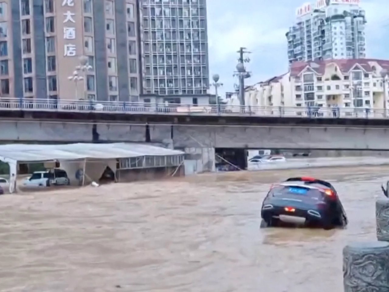 Araçlar sel sularında oyuncak gibi sürüklendi! 2 bin kişi yardım bekliyor