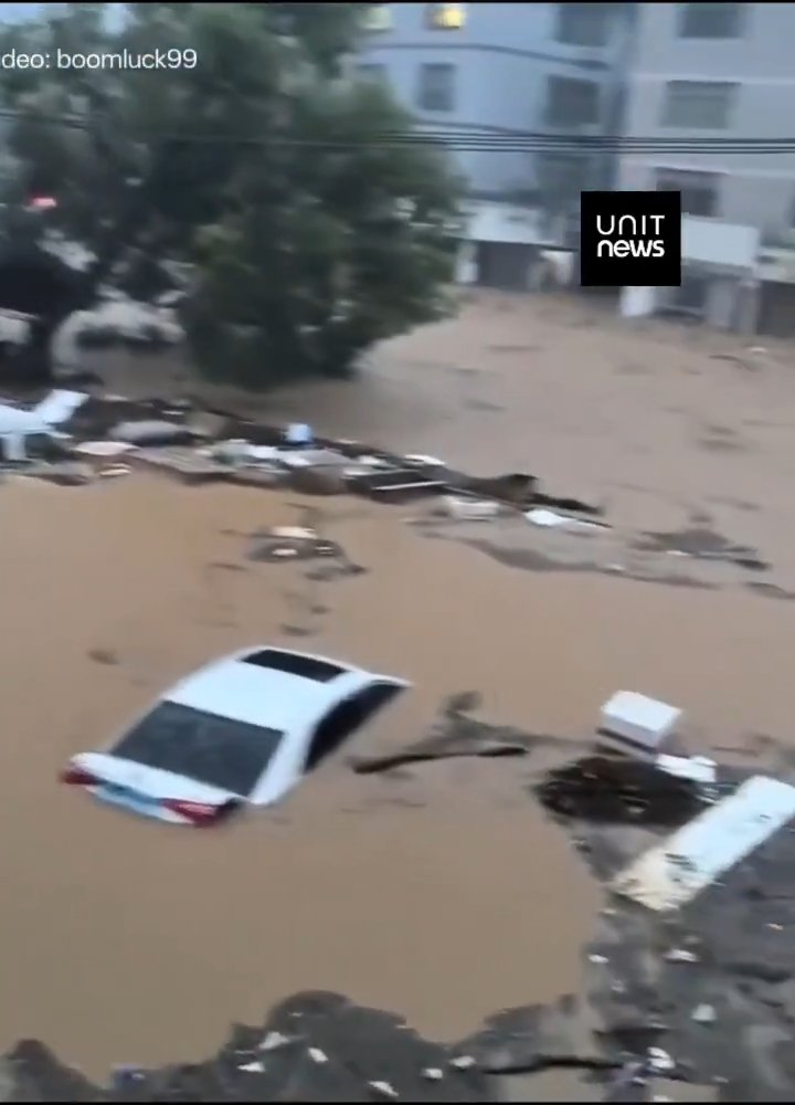 Araçlar sel sularında oyuncak gibi sürüklendi! 2 bin kişi yardım bekliyor