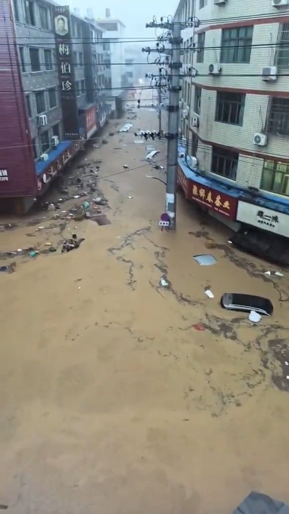 Araçlar sel sularında oyuncak gibi sürüklendi! 2 bin kişi yardım bekliyor