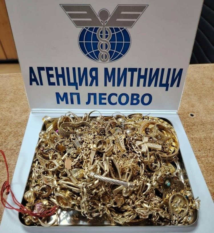 Türkiyeye sokulmak istenen 708 gram kaçak altın komşuya kaldı!