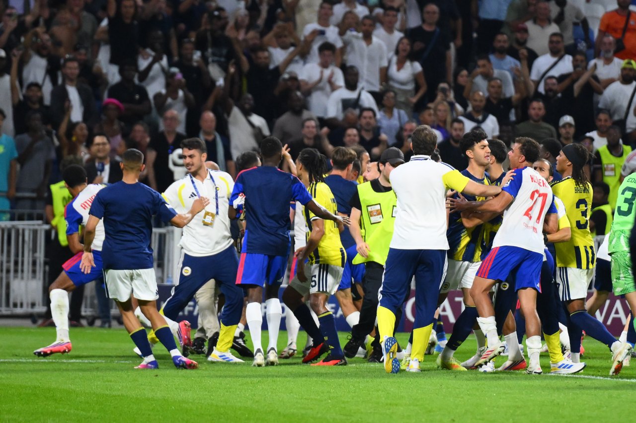 Olimpik Lyon ile Fenerbahçe, 29 Ağustos'ta Groupama Stadı'nda karşılaştı. Karşılaşmanın bitiş düdüğünün ardından saha bir anda karıştı.