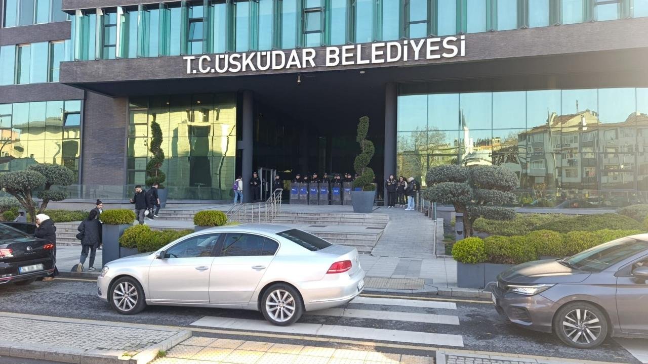 Üsküdarda dengeleri değiştirecek transfer! 4 CHPli meclis üyesi AK Partiye geçti