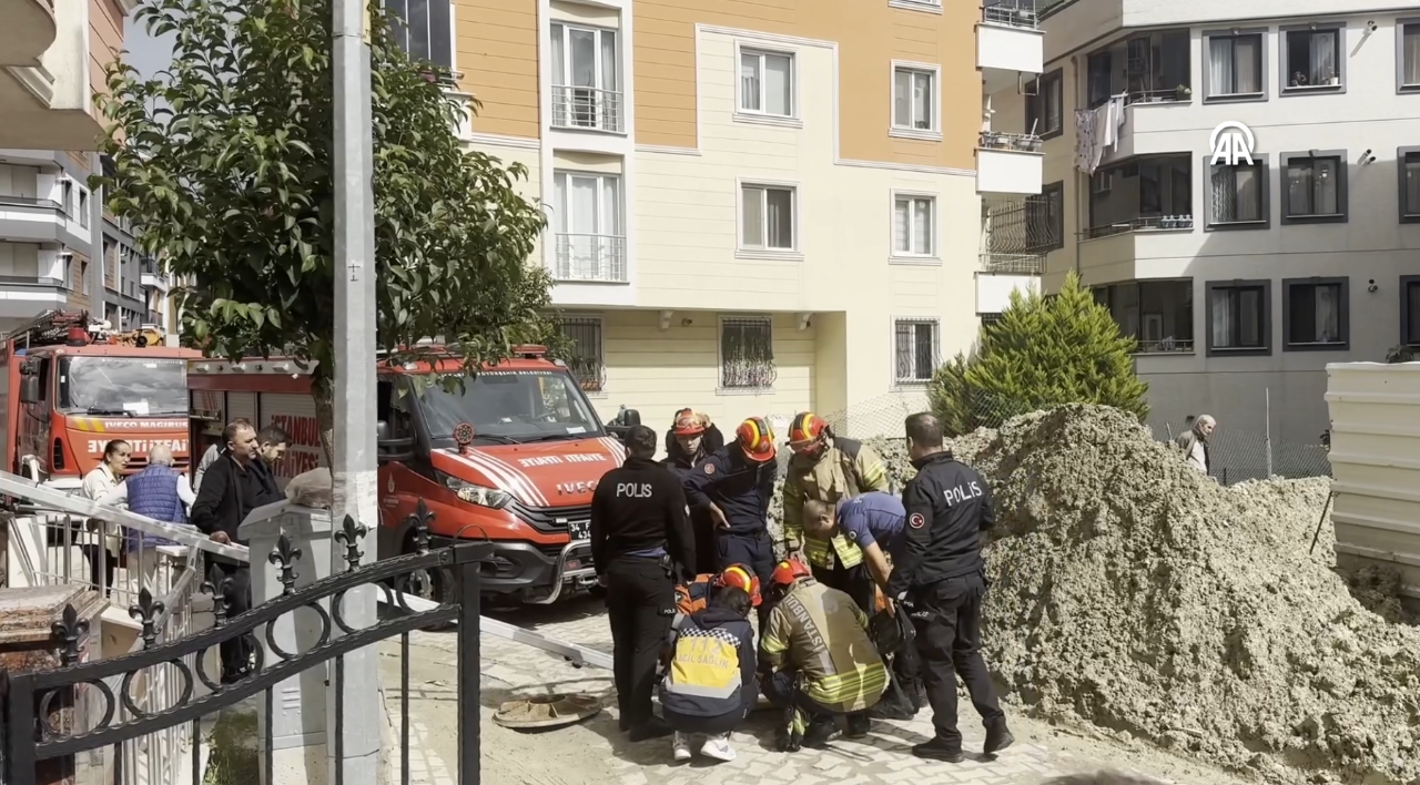 Avcılarda üzerine bastığı rögar kapağı açılan yaşlı kadın rögara düştü