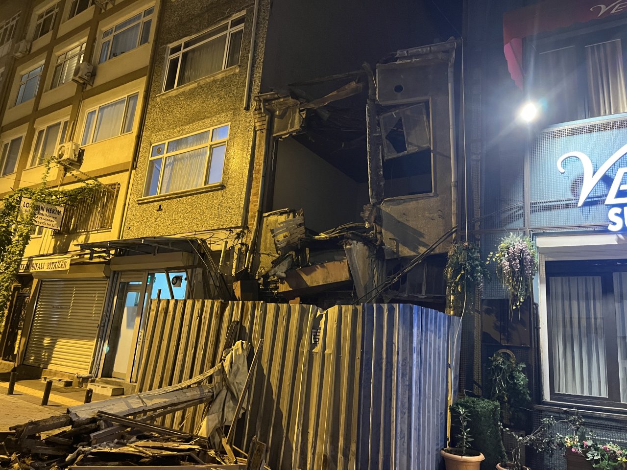 Bakırköyde facianın eşiğinden dönüldü! Bina sokağa çöktü