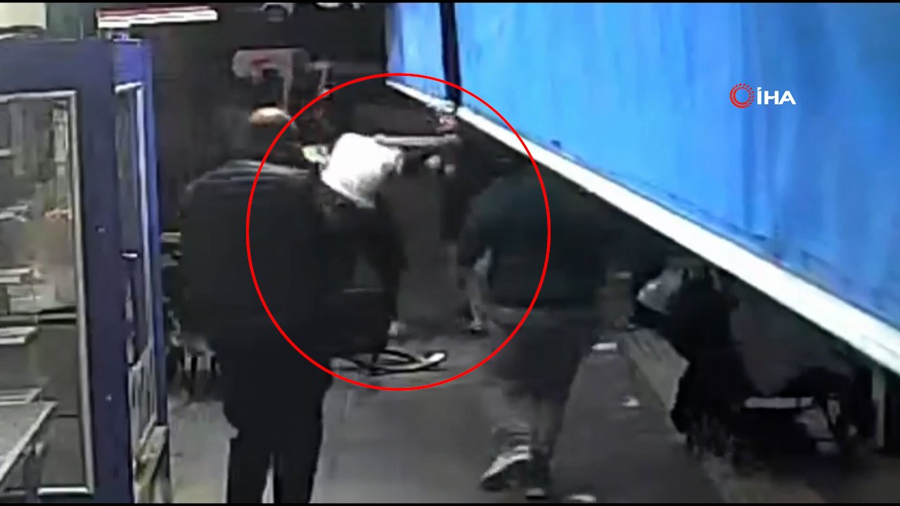 Cadde ortasında tekme tokat arbede! İki kişi arasında başlayan kavga sokağı birbirine kattı