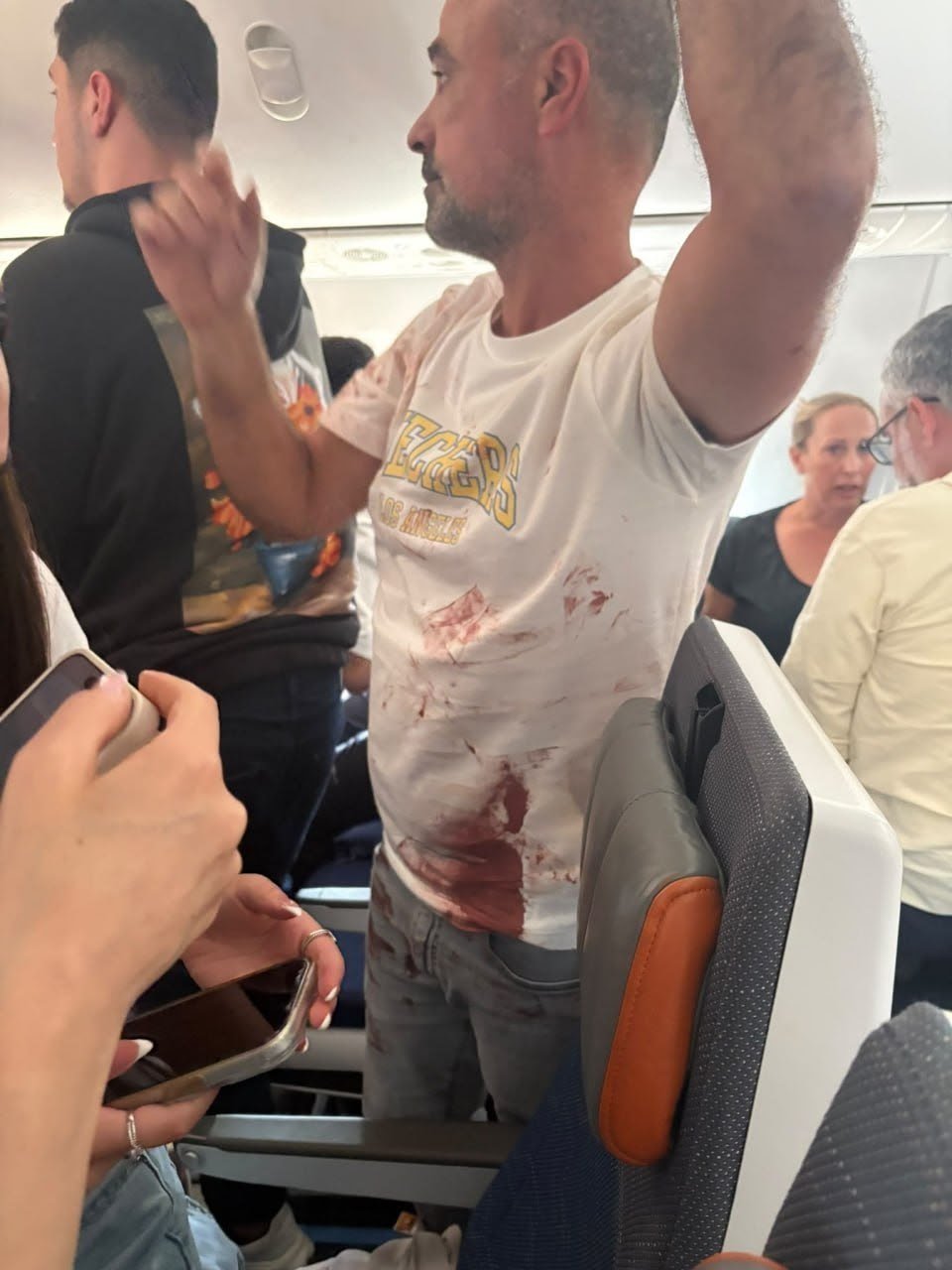 Dünyanın nefesini tutarak izlediği uçakta kanlı kavga! Pilot bıçaklandı, ani dalışa geçtiler