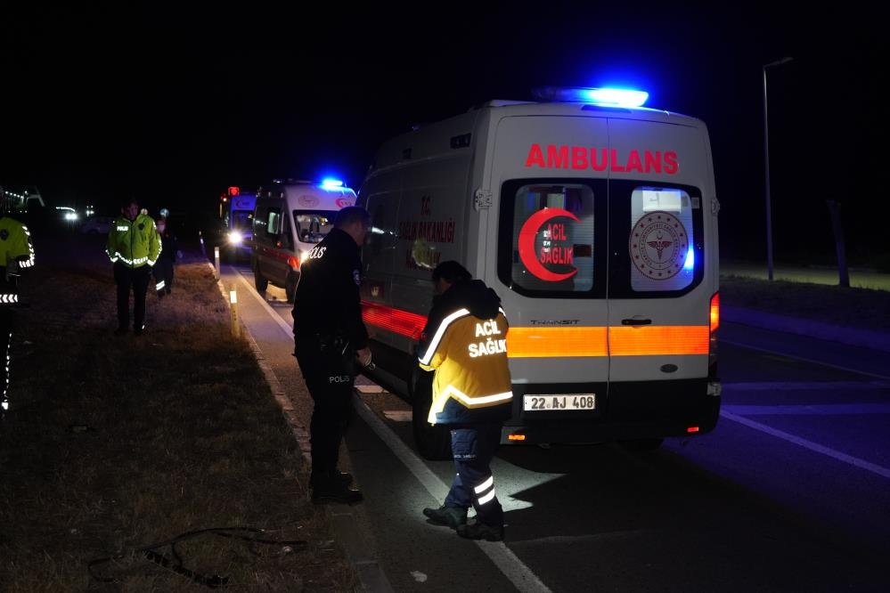 Edirnede feci kaza! Takla atan otomobilden fırladılar: 1i ağır 3 yaralı