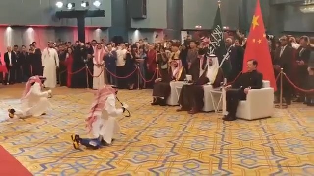 Görenleri şaşkına çevirdi! Kılıç kuşanan robotlar el-Arda dansı yaptı