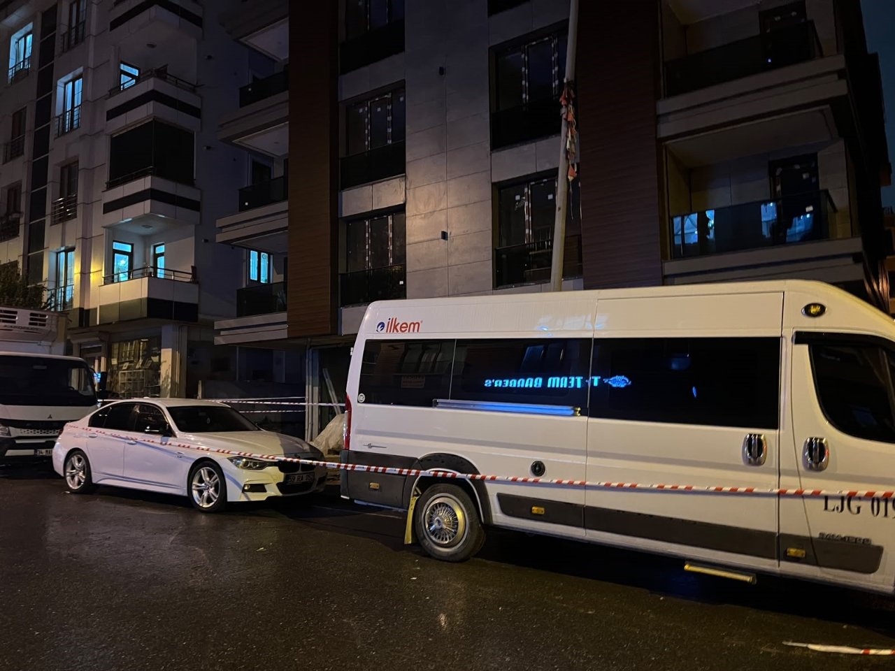 Küçükçekmecede sahibiyle gezen köpek elektrik akımına kapılıp telef oldu