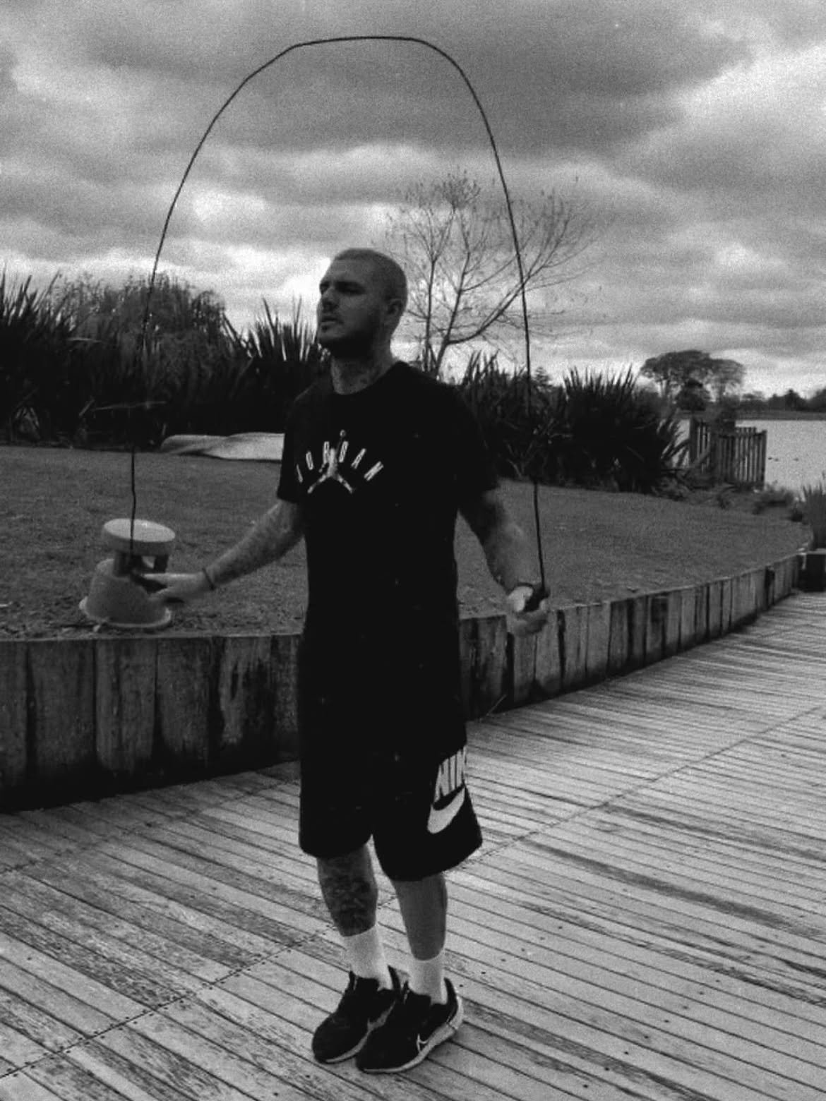 Uzun süredir takım antrenmanı yapmayan Arjantinli oyuncu, evinde spor yaparken çekilen fotoğraflarını paylaştı.