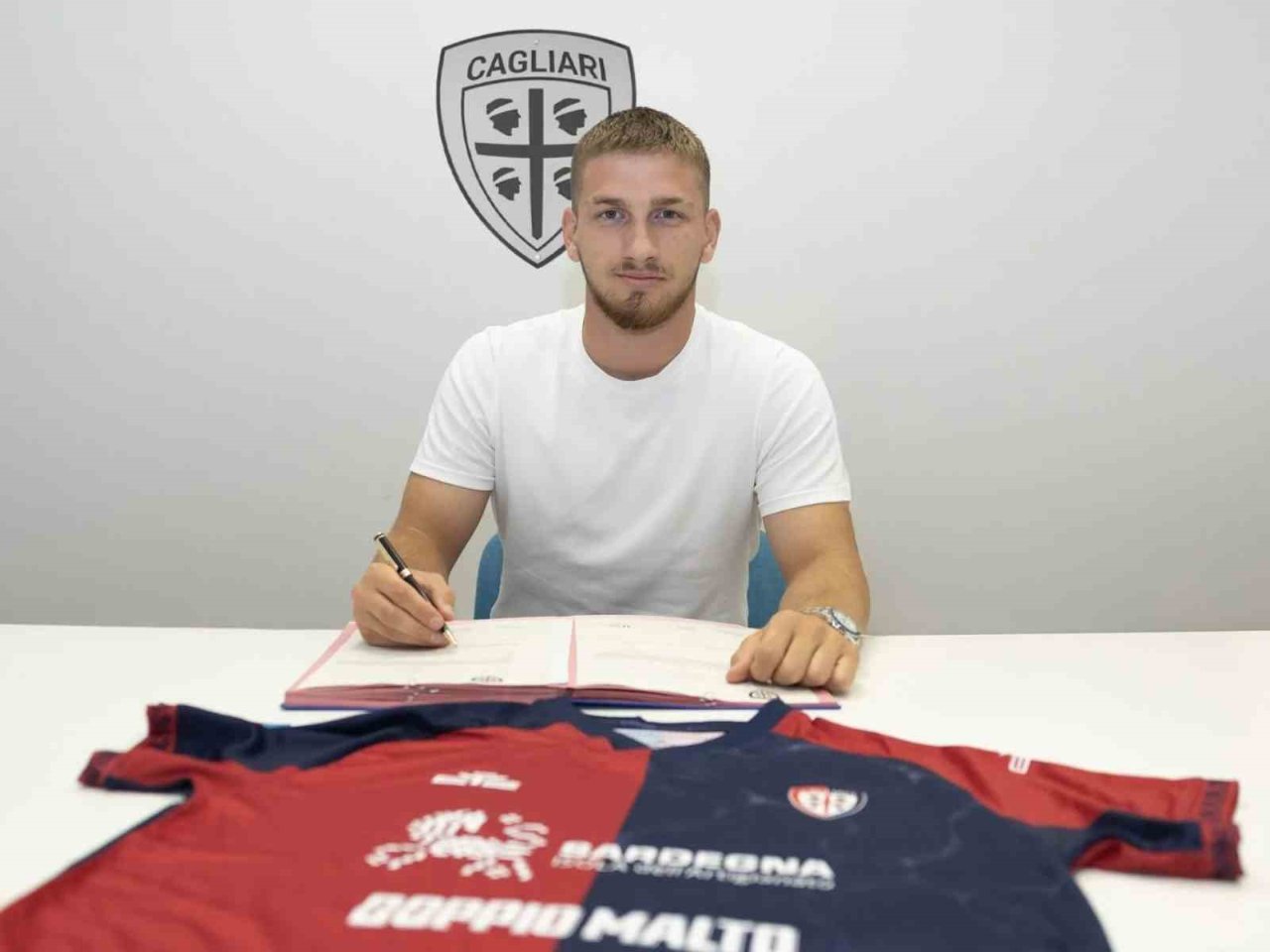 Milli futbolcu, Cagliari'de 25 maçta 4 gol kaydetti.