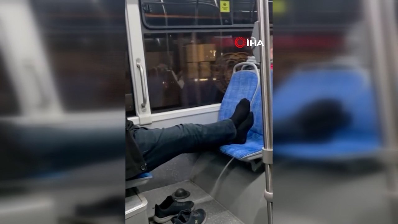 Şehir içi otobüste saygısızlığın böylesi! Ayakkabılarını çıkarıp ayaklarını karşı koltuğa uzattı