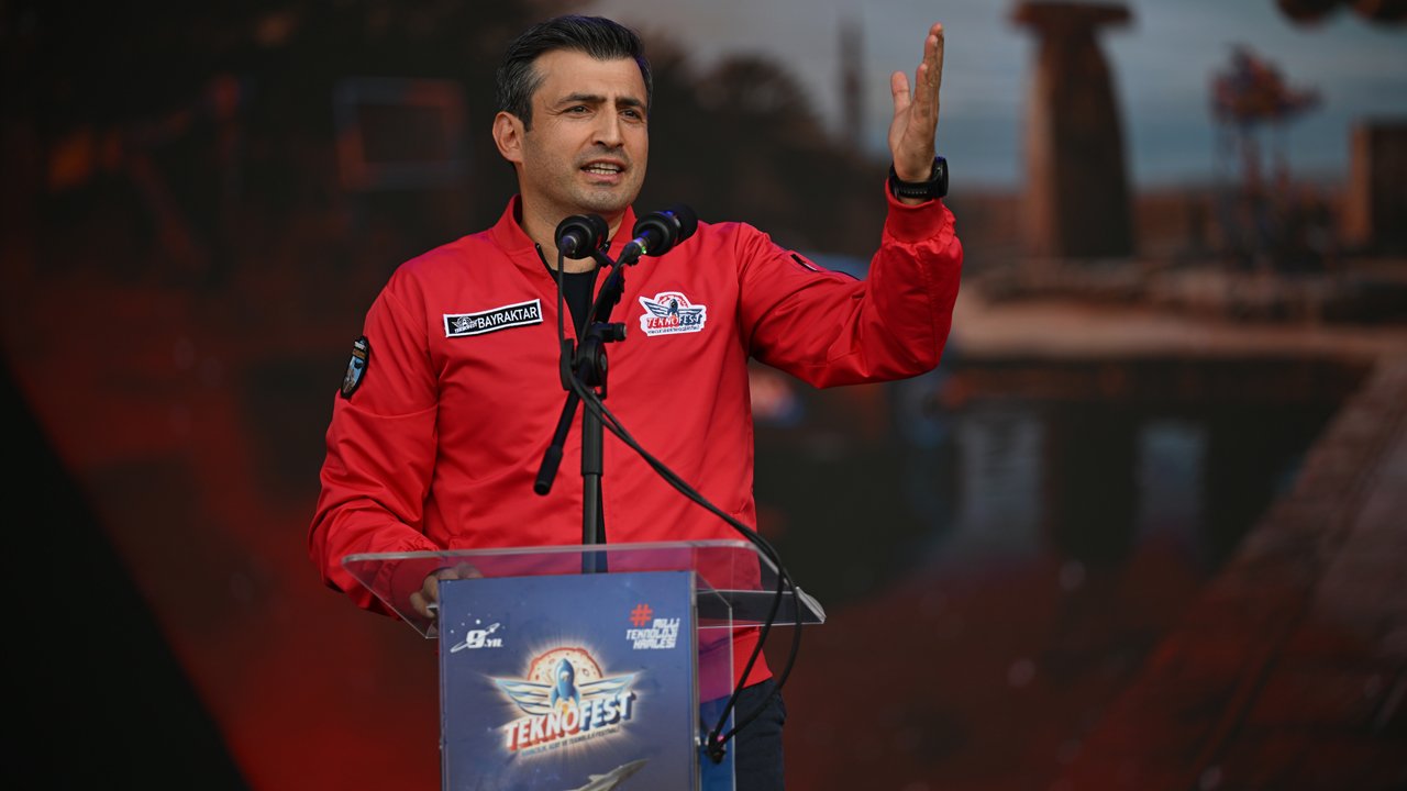 Selçuk Bayraktar: TEKNOFEST, 'biz yapamayız' diyen anlayışa başkaldırıdır görseli