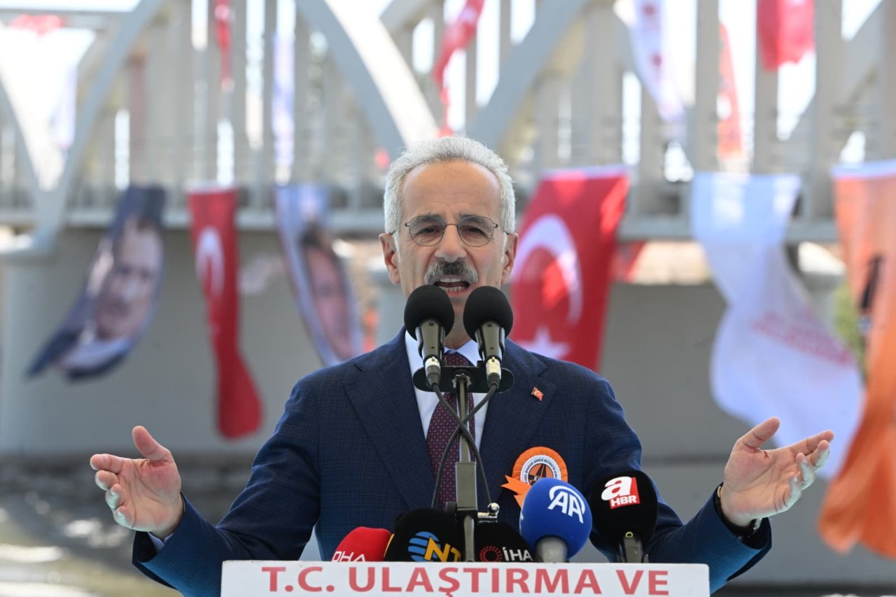 Asırlık köprü yeniden ayağa kaldırıldı! Tarihi Gediz Köprüs restore edilerek trafiğe açıldı