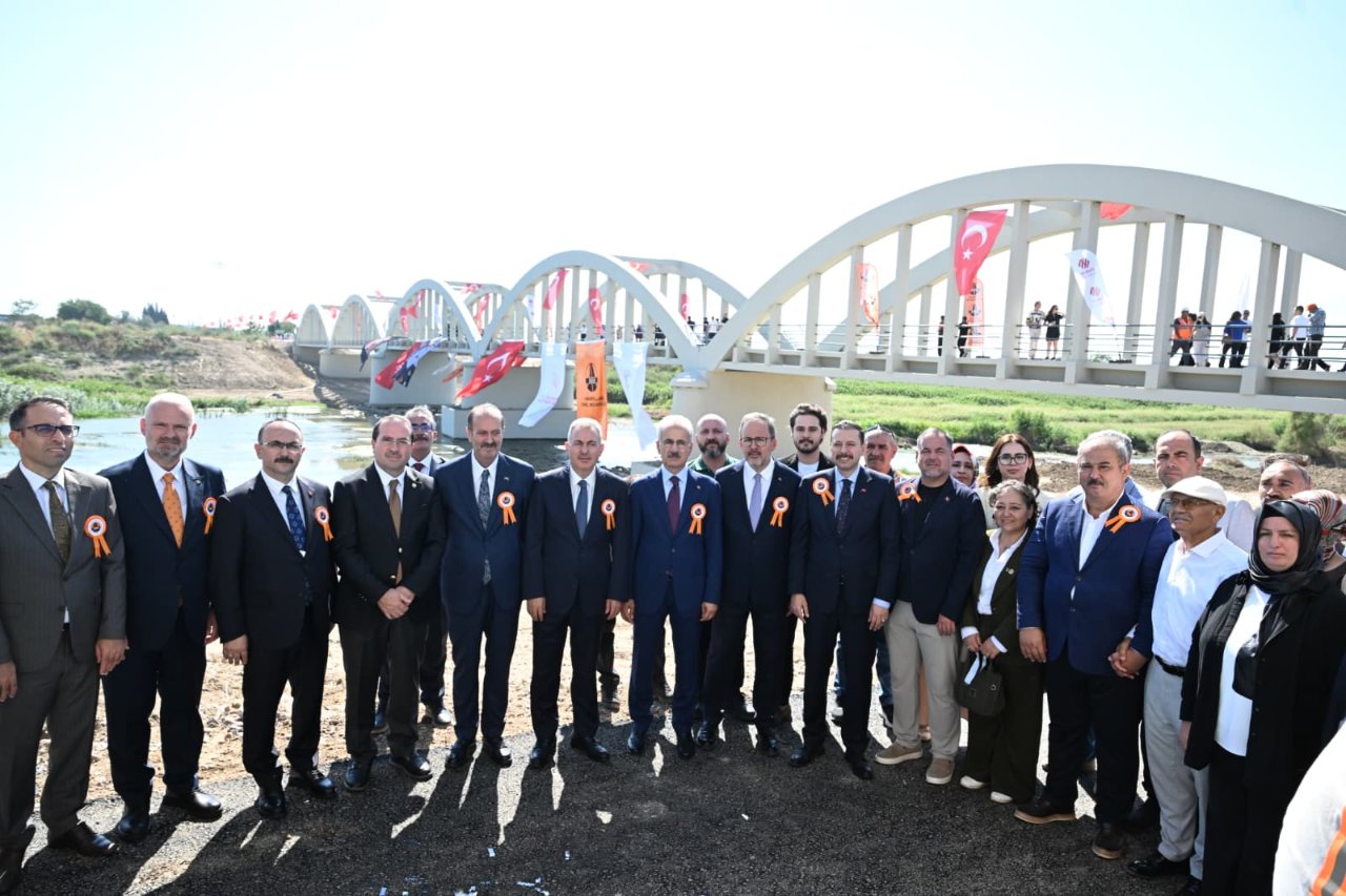 Asırlık köprü yeniden ayağa kaldırıldı! Tarihi Gediz Köprüs restore edilerek trafiğe açıldı
