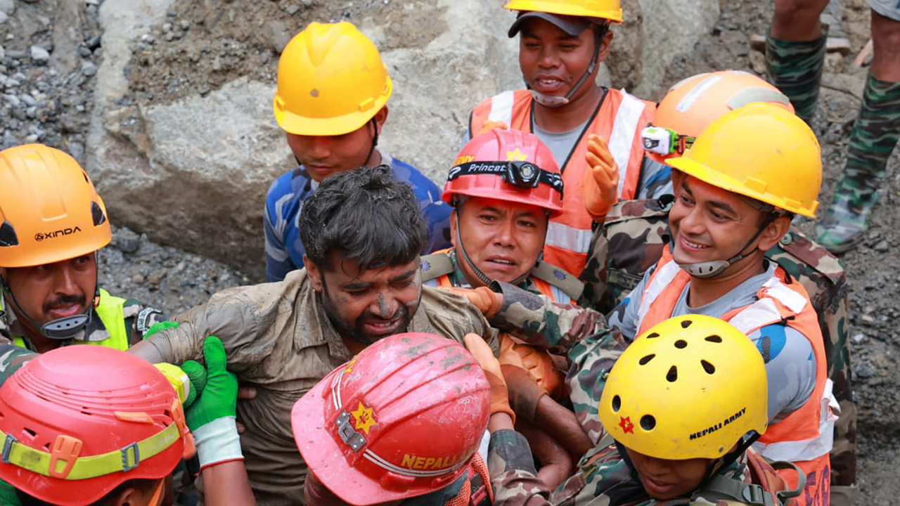 Enkazın altından 9 gün sonra gelen sesler gözyaşlarına boğdu: Nepal'de 2 işçi hayata tutundu
