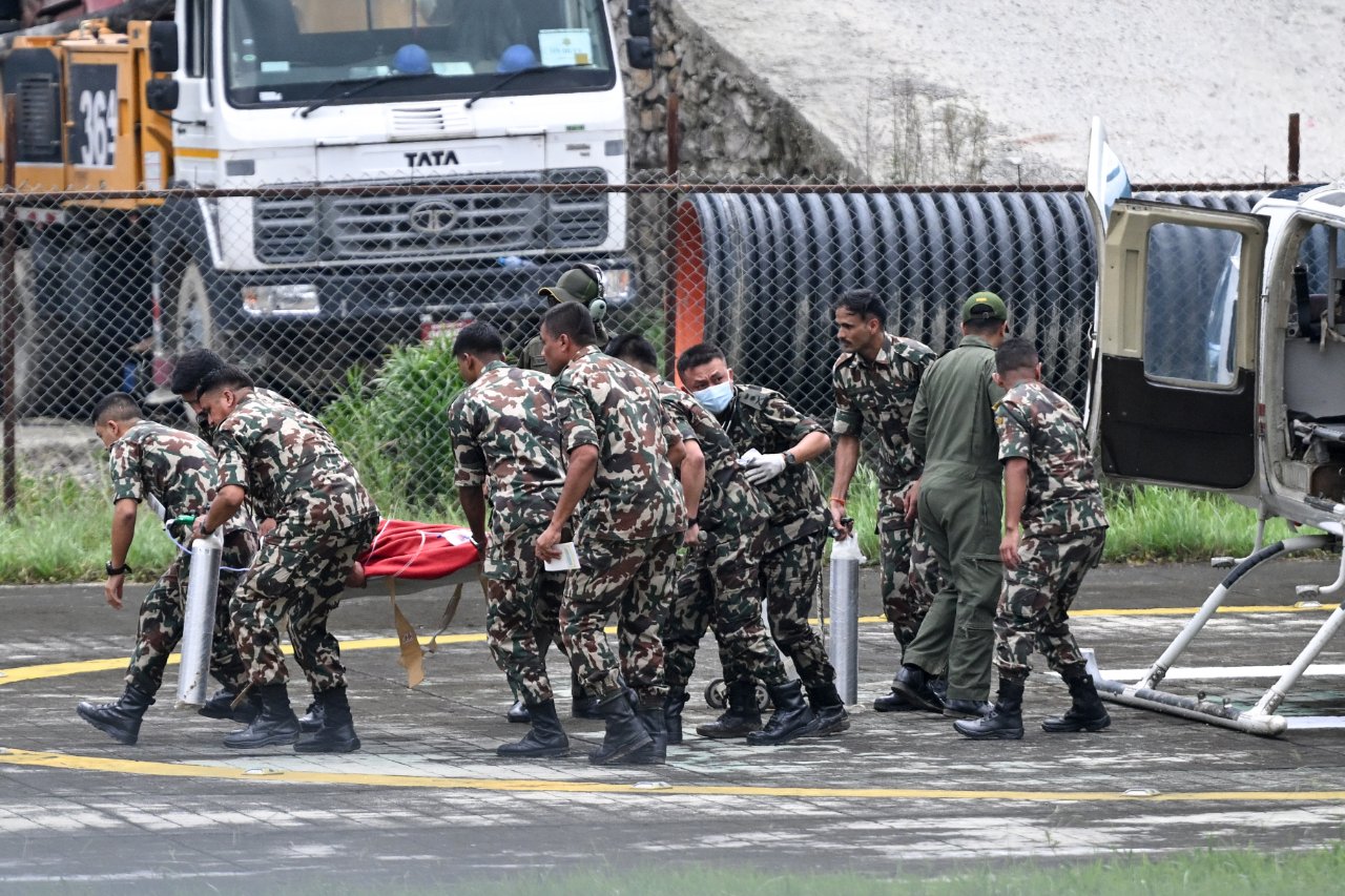 Enkazın altından 9 gün sonra gelen sesler gözyaşlarına boğdu: Nepalde 2 işçi hayata tutundu