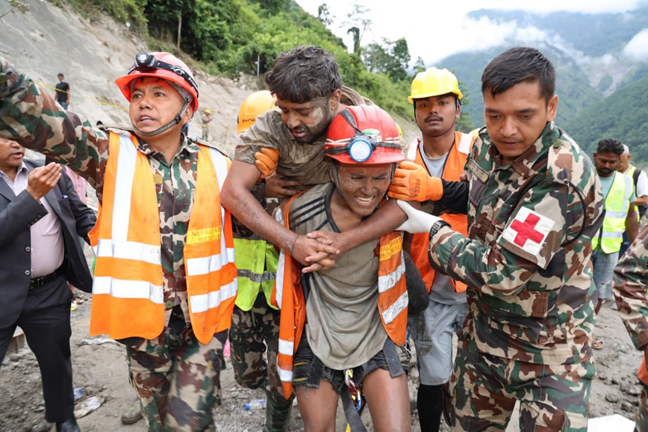 Enkazın altından 9 gün sonra gelen sesler gözyaşlarına boğdu: Nepal'de 2 işçi hayata tutundu