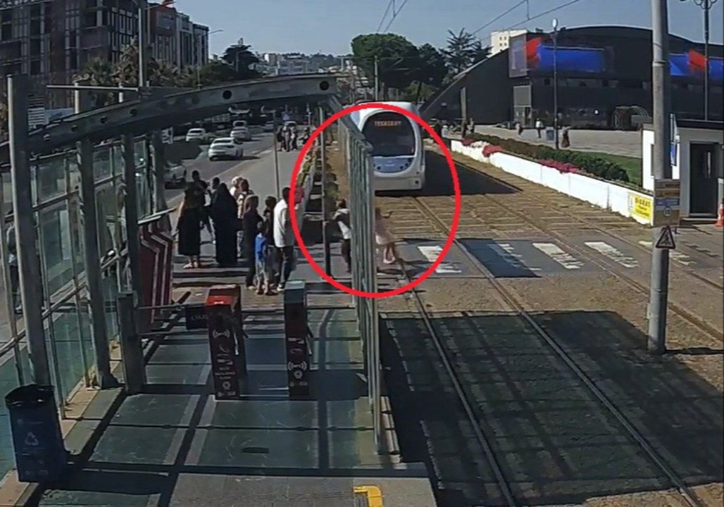 Güvenlik görevlisi küçük çocuğu tramvayın altında kalmaktan son anda kurtardı