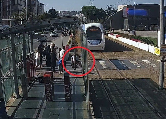Güvenlik görevlisi küçük çocuğu tramvayın altında kalmaktan son anda kurtardı