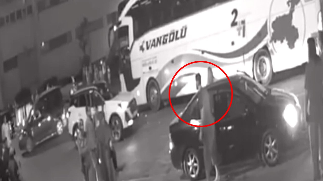 İstanbul'da DEAŞ'lı teröristin polisle çatışma anı kamerada