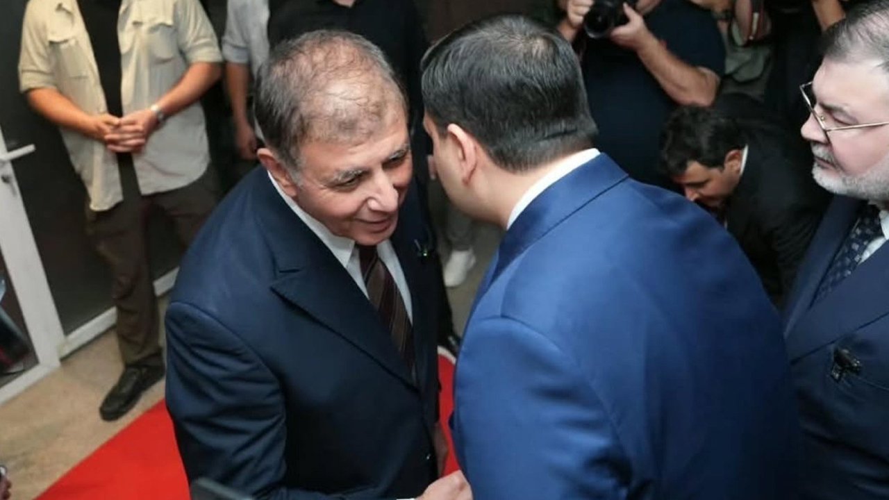 İzmir'de dikkat çeken an! Cemil Tugay, AK Partili Eyyüp Kadir İnan'ı kapıda karşıladı