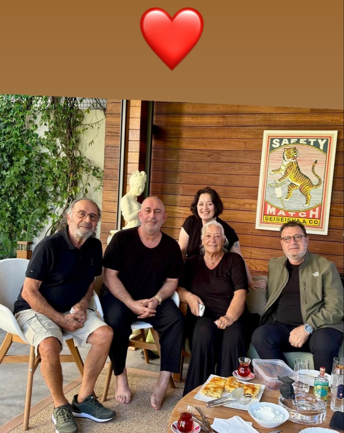 Hastaneden sonra evine dönen komedyen, geçirdiği zorlu süreçte kendisini yalnız bırakmayan ailesiyle bir araya geldiği fotoğraf paylaşmıştı.