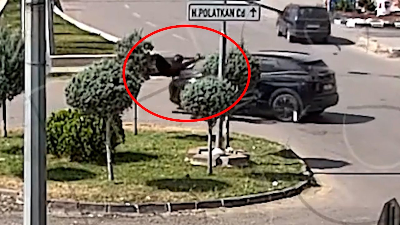 Kavşaktaki kaza kamerada! Dönüş yapan otomobile çarpan motosikletli havaya savruldu