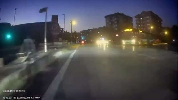 Kırmızı ışıkta durmayan otobüs şoförünün pişkin cevapları pes dedirtti: Ne olacak cezamı çekerim