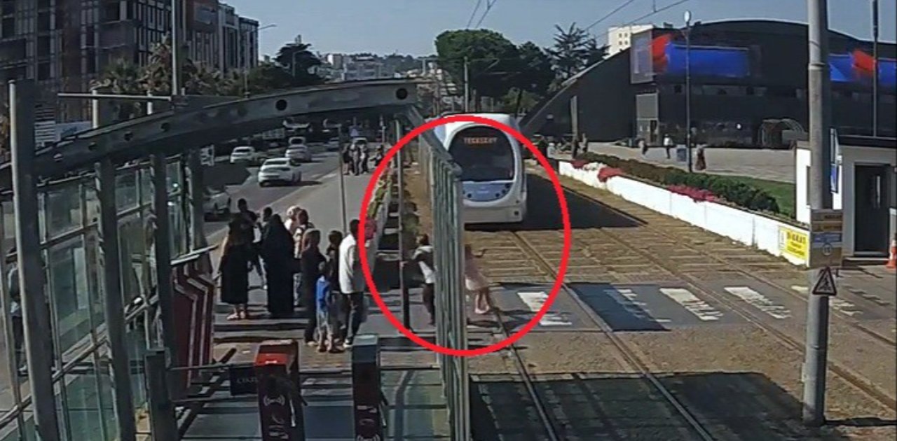 Küçük kız az kalsın canından oluyordu! Tramvayın önüne fırlayan çocuğu böyle kurtardı