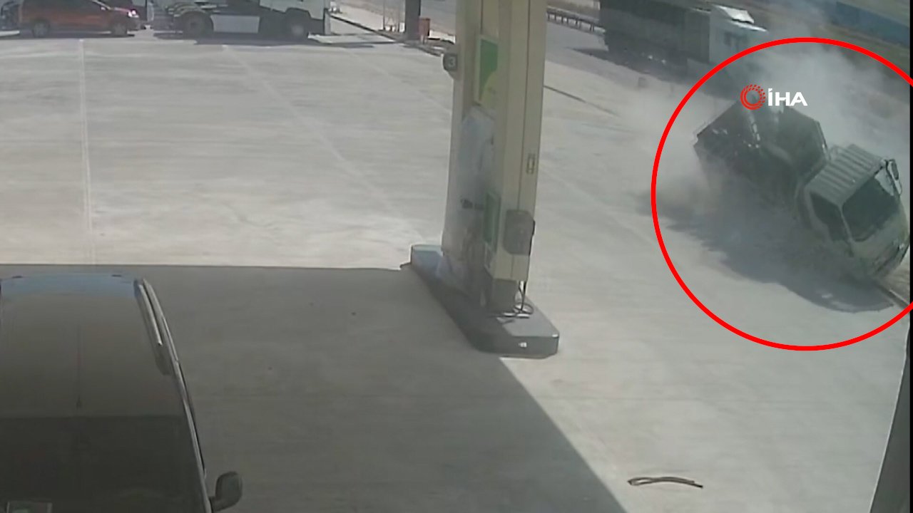 Nilüfer'de korkutan kaza! Tadilattaki akaryakıt istasyonuna dalan kamyonet kamerada