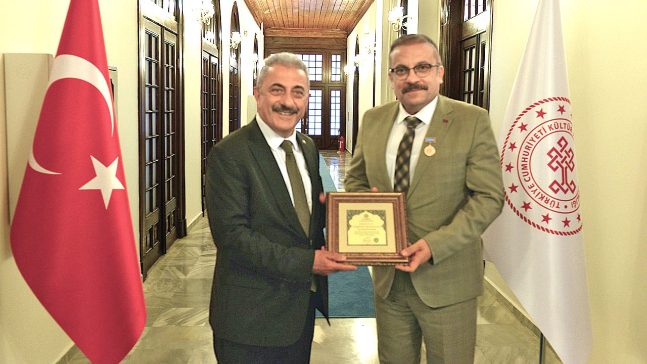 Ortak çalışma için... İnceciköz’e TÜRKSOY Madalyası