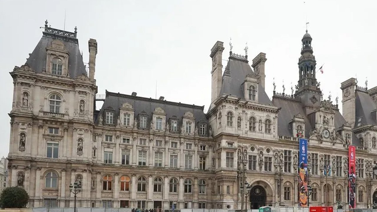 Paris'te 17 aileden belediyeye 'çocuk istismarı' suçlaması