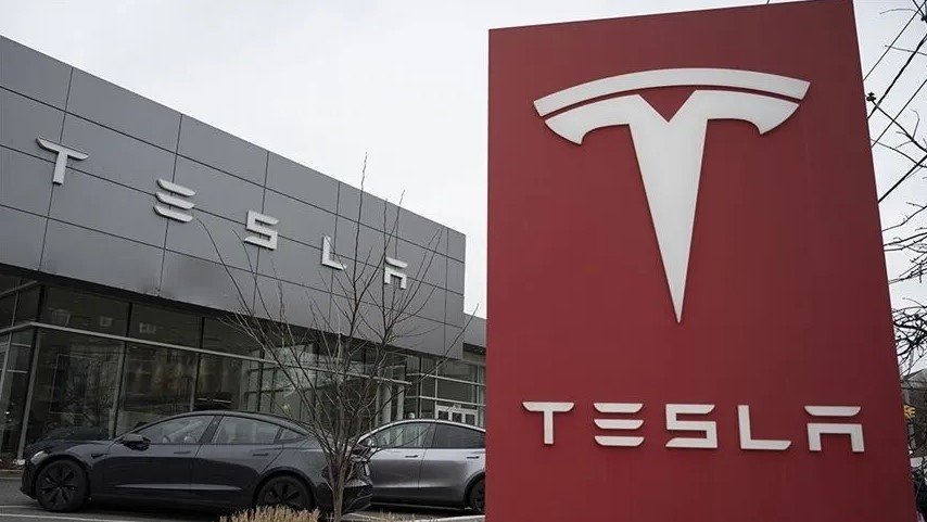 Tesla artık kazadan kaçmak için kontrolü devralabilecek