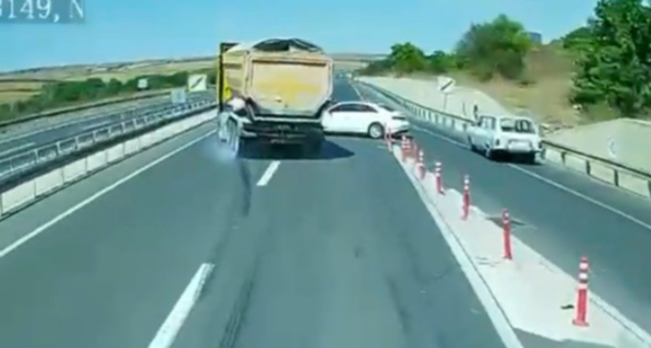 Tırın önüne böyle direksiyon kırdı! Kontrolsüz yola çıkan sürücüyü tır şoförünün dikkati kurtardı