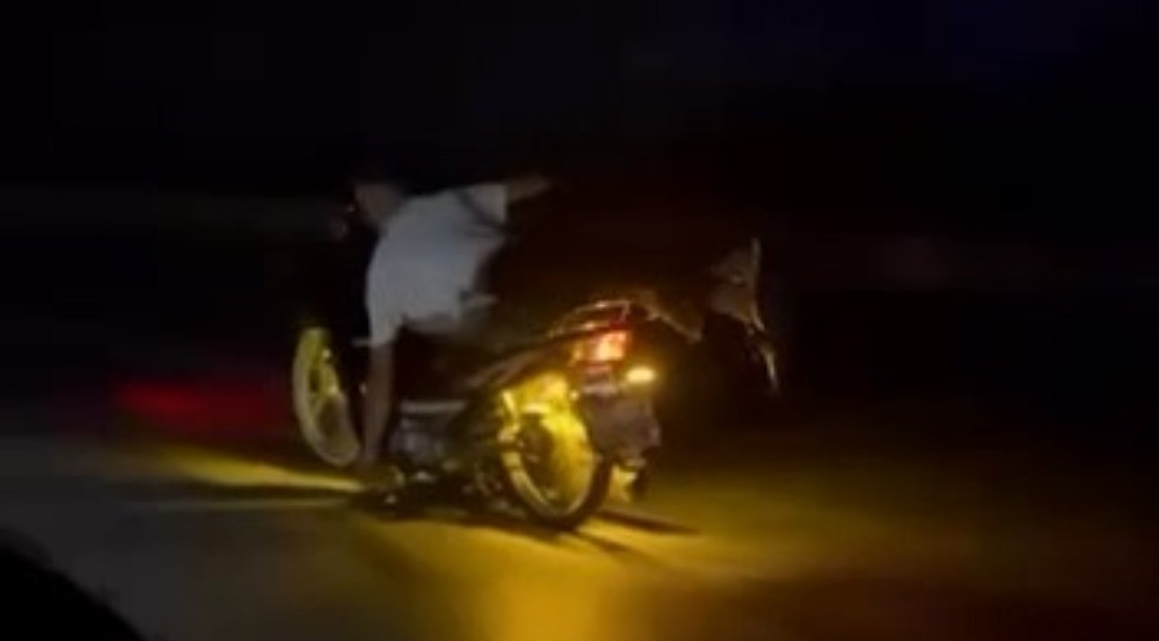 Trafikte pes dedirten görüntü! Motosikleti yatarak kullanan sürücü cep telefonu kamerasında