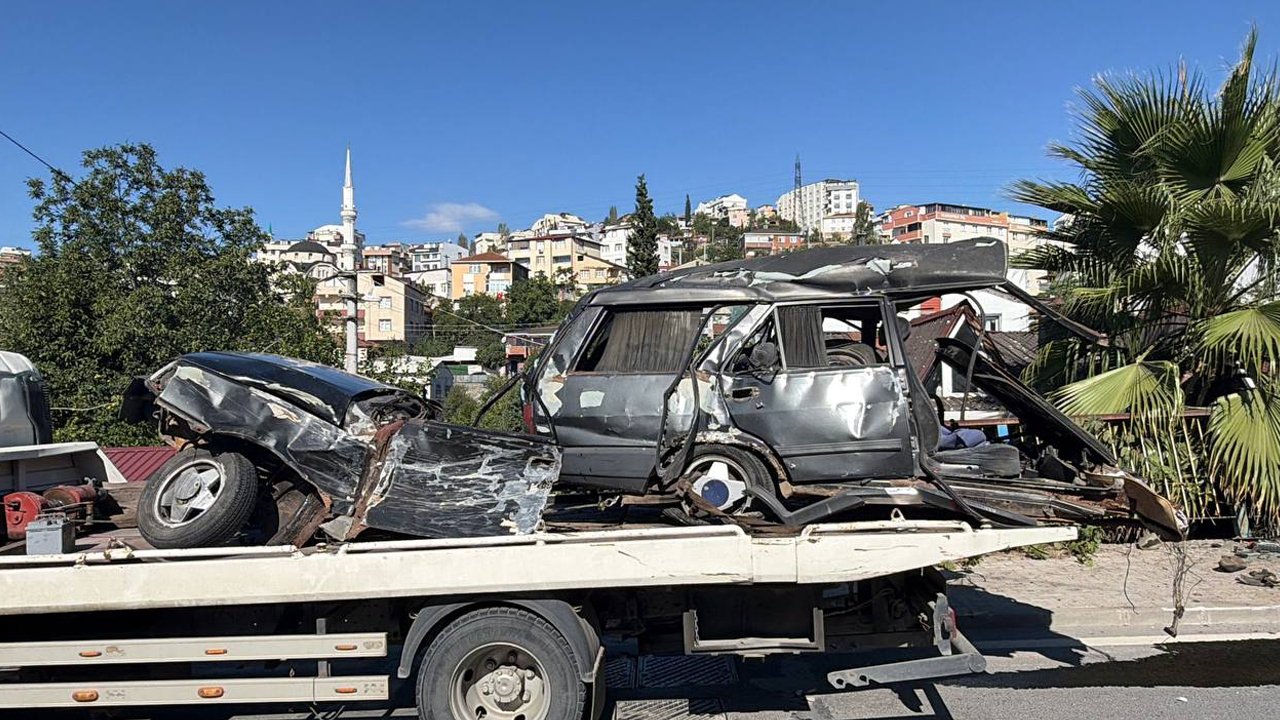Aküsü biten aracını rampa aşağı hareket ettirmek isterken feci şekilde can verdi! Otomobil ikiye bölündü