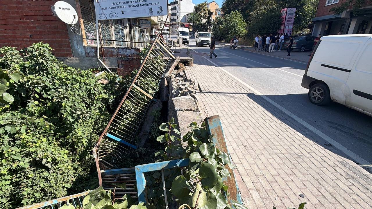 Aküsü biten aracını rampa aşağı hareket ettirmek isterken feci şekilde can verdi! Otomobil ikiye bölündü