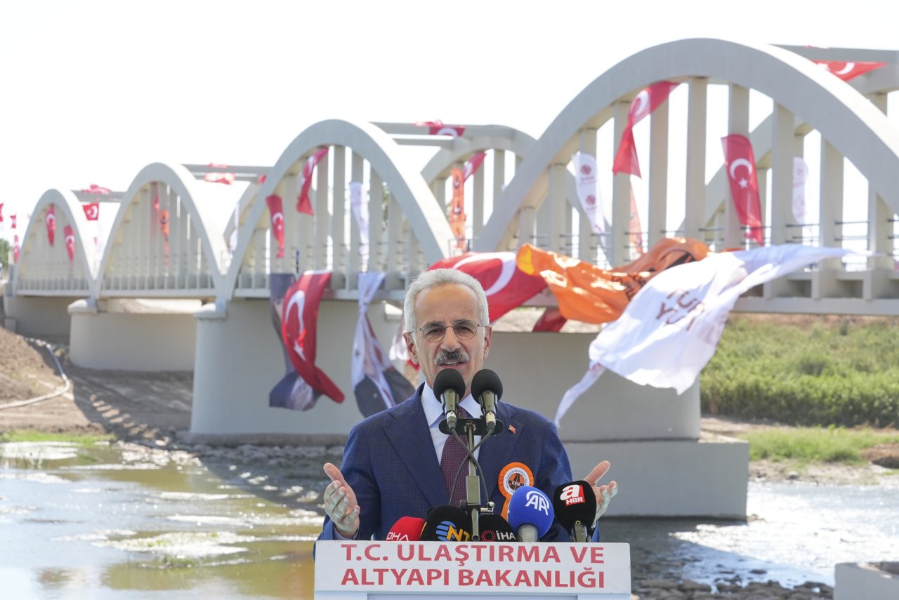 Bakan Uraloğlu müjdeyi verdi! 14 saatlik yolculuk 3,5 saate düşecek