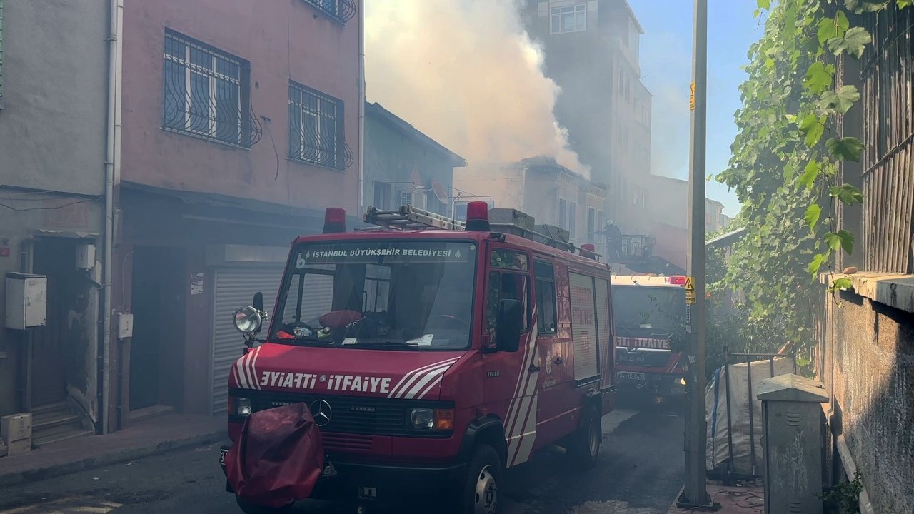 Beyoğlu’nda iki katlı iş yerinde yangın! İtfaiye ekipleri müdahale ediyor