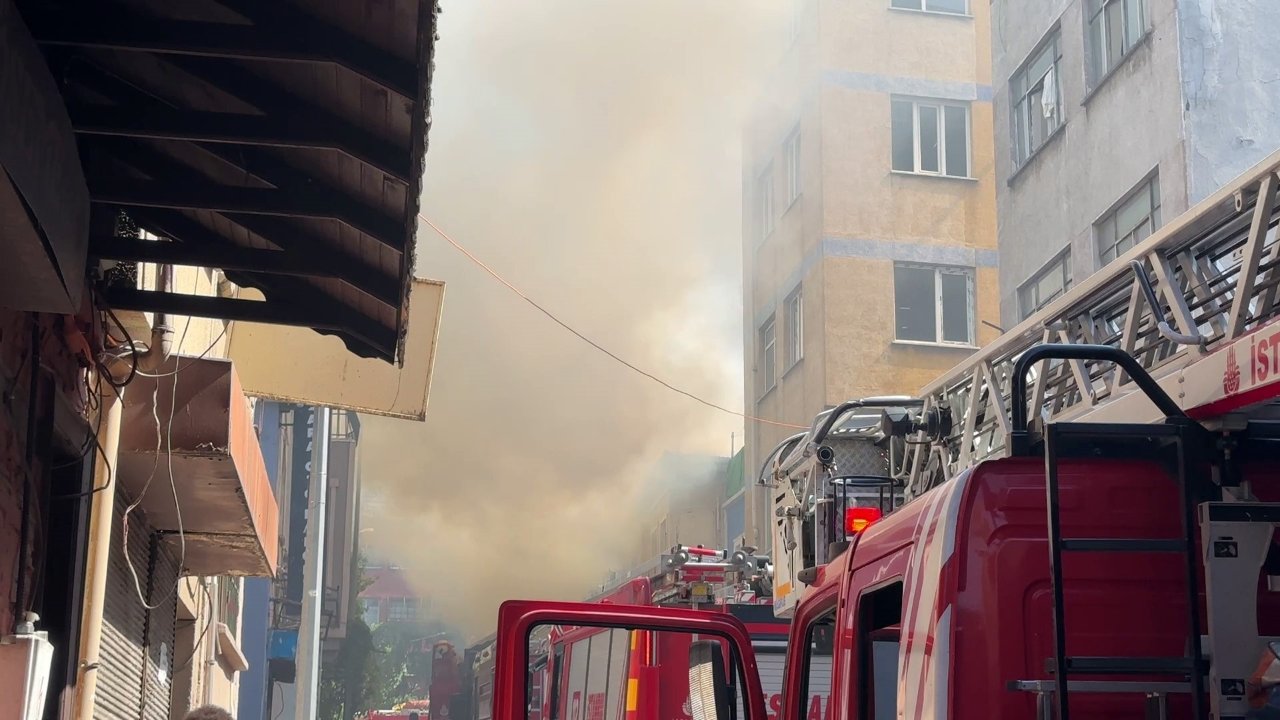 Beyoğlu’nda iki katlı iş yerinde yangın! İtfaiye ekipleri müdahale ediyor